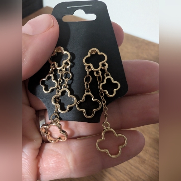 Chic Gold Clover Dangle Earrings - Picture 3 of 4